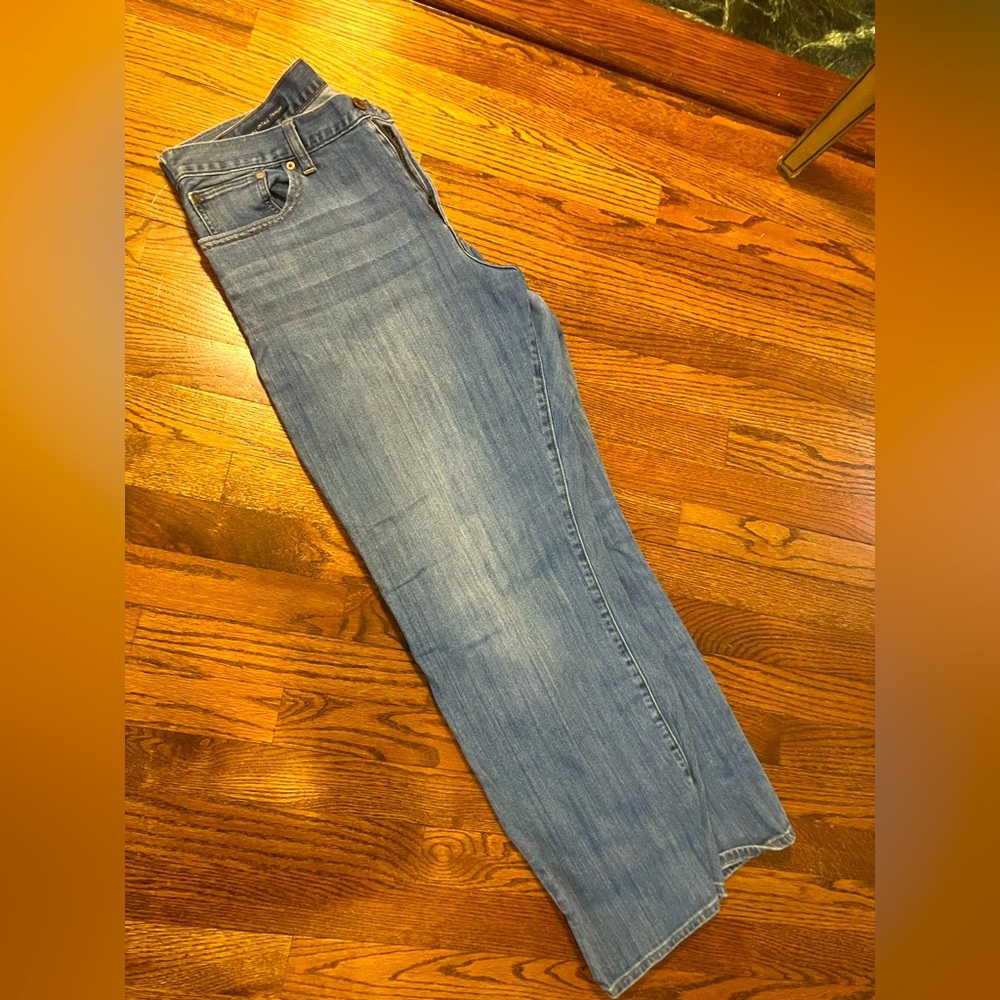 Mens medium wash Lucky Brand Jeans!